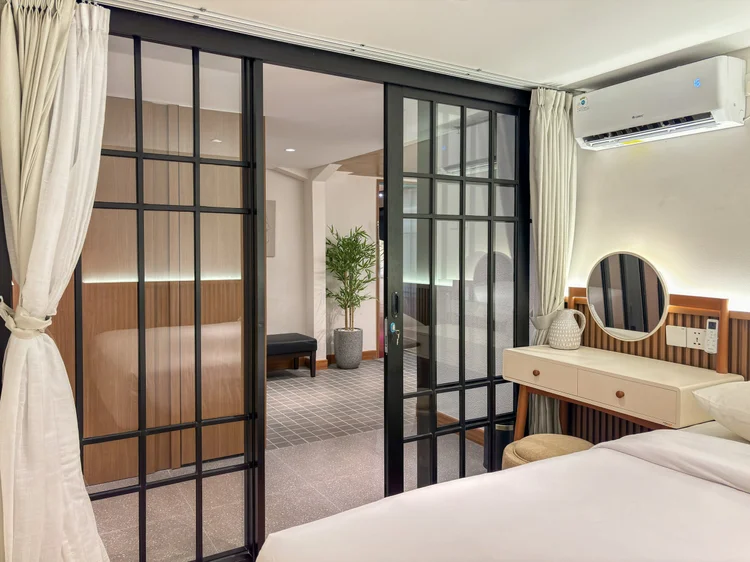 Shizuoka: A bedroom with glass sliding doors, dressing table and its own AC.