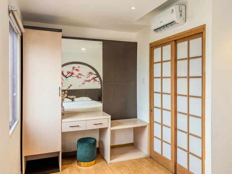 Yokohama: Dressing table with a mirror and a shoji-style sliding wardrobe in the master bedroom.