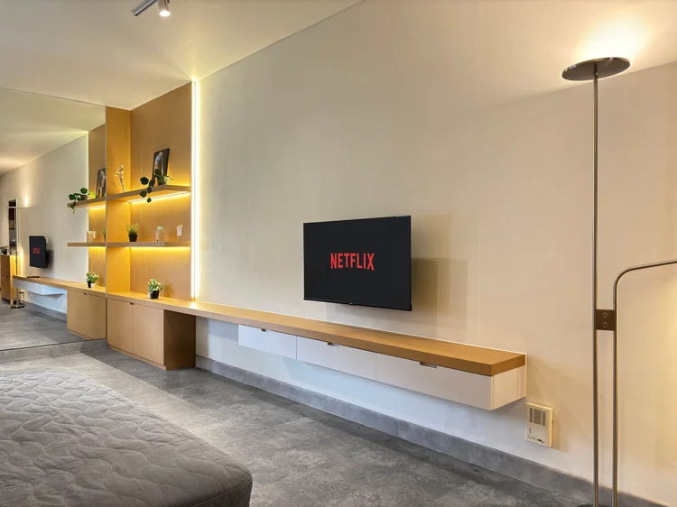 Helsinki: Smart TV with Netflix in the living room, with a floor lamp beside it.