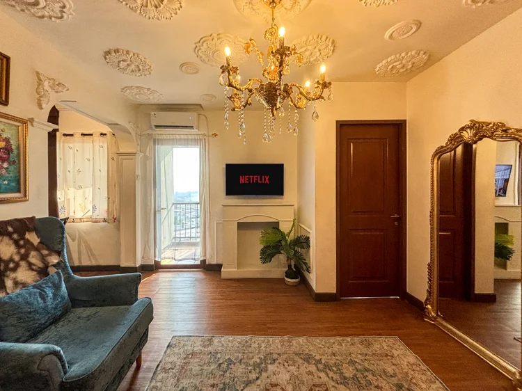 Marseille: Sleeps 7, up to 8 with extra beds: three bedrooms plus a shared living room.
