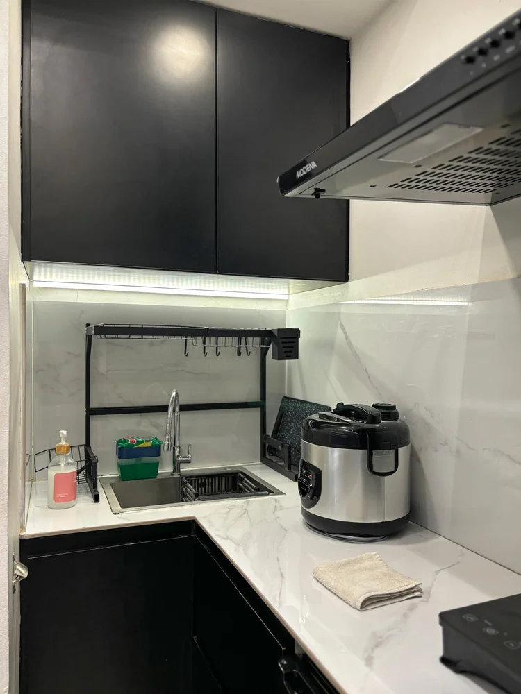 Sydney: Kitchen sink, rice cooker and basic cooking tools; the lobby convenience store has the basics.