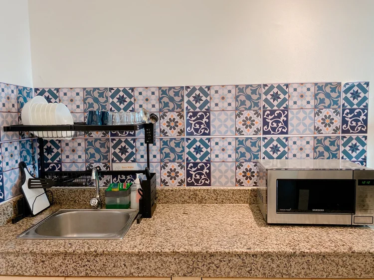 Oslo: Enclosed kitchen with a microwave and dish rack; just bring the groceries.