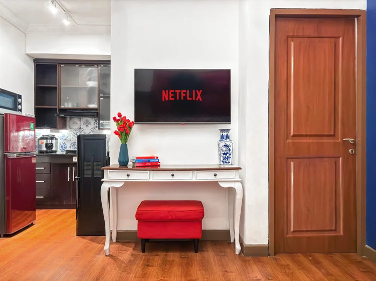 Amsterdam: Smart TV with Netflix beside the open kitchen, plus a console table for bags and keys.