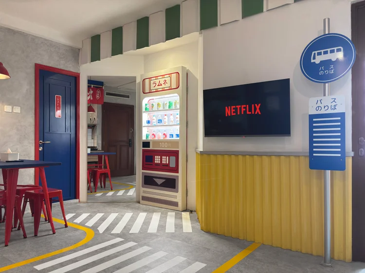 Shibuya: Smart TV with Netflix, a bus stop sign and Tokyo-style vending machine decor.