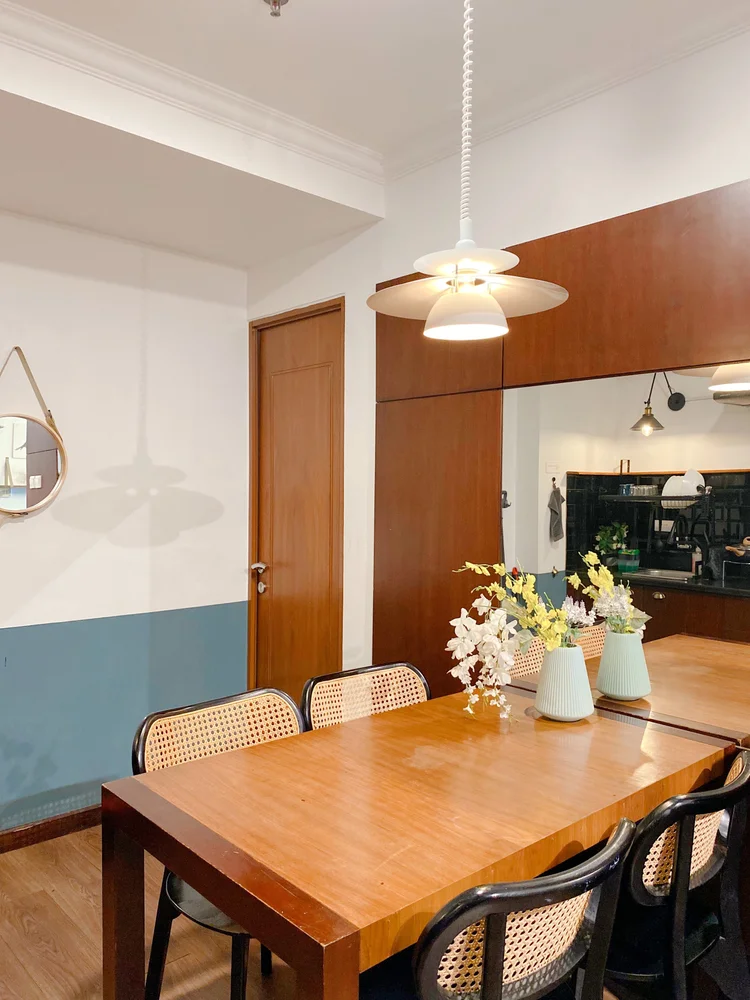 Palermo: Wooden dining table for 4 with rattan chairs and a pendant lamp.