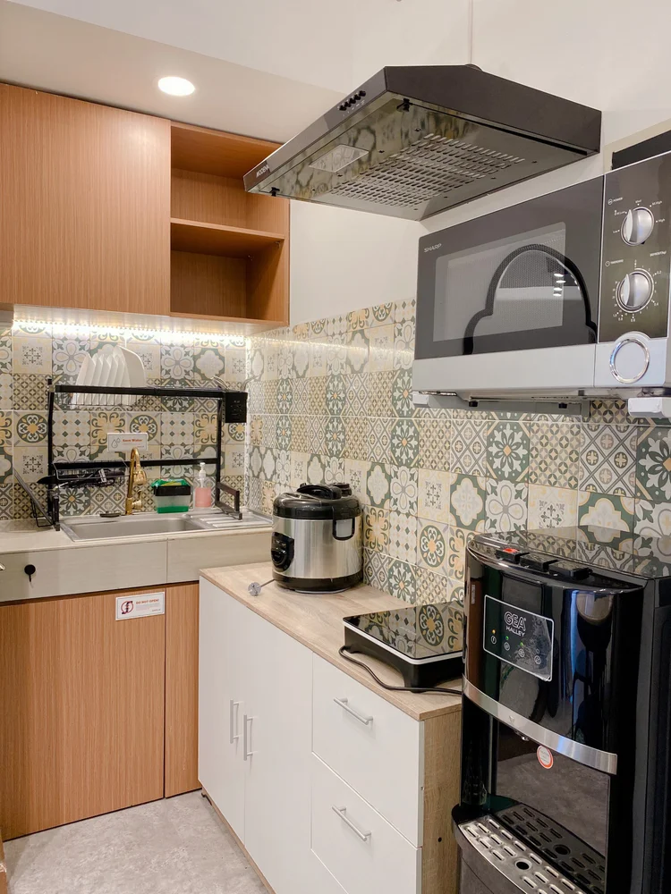 Saigon: Open kitchen: induction stove, microwave and rice cooker; the lobby convenience store has the basics.