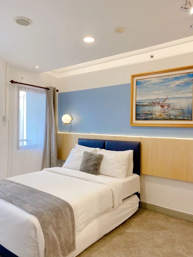 Austin: White sheets on the bed, the same standard in all our units.