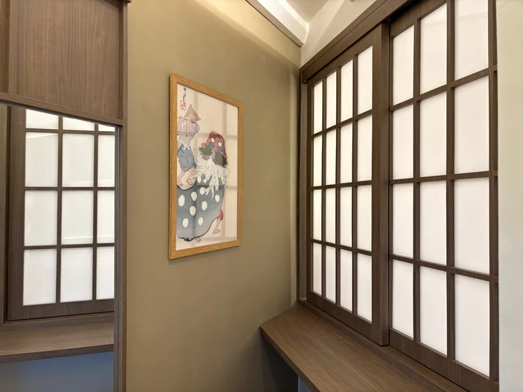 Aoyama: Shoji screens and the corner desk, a Japanese touch on a small workspace.