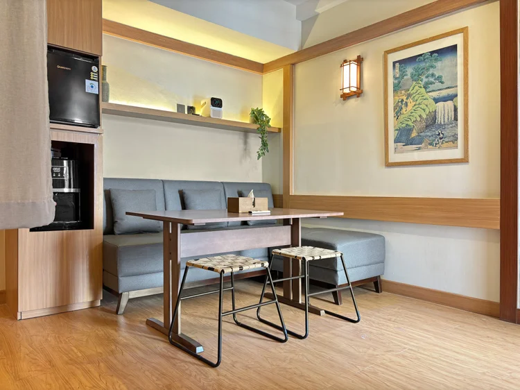 Kawaguchi: Kawaguchi's living room: a three-seater sofa and dining table in old Japanese house style.