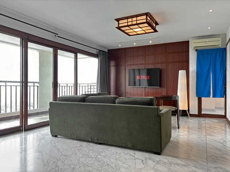 Okinawa: A large sofa faces the smart TV with Netflix, a living room roomy enough for a big group.