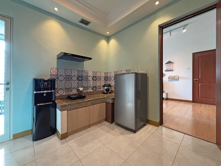 Honolulu: Induction stove, cooker hood and a double-door fridge: cooking in is easy.