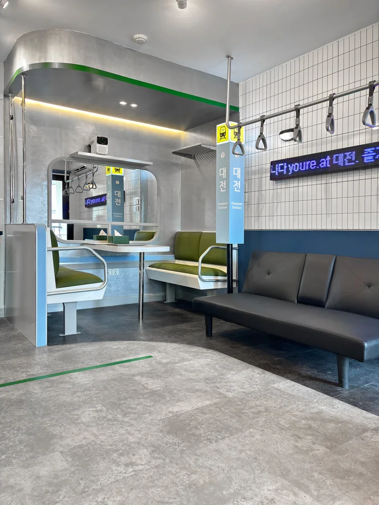 Dae Jeon: Train-style bench seating, with a big mirror bearing the Daejeon station name.