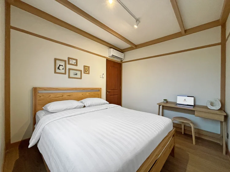 Nara: A bedroom with a 160 cm queen bed, AC and dressing table.