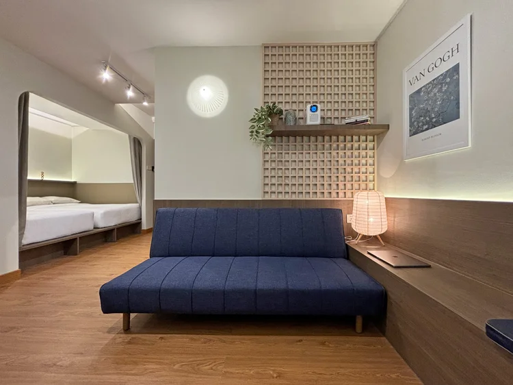 Aoyama: From the sofa, the bed nook is a few steps away behind the curtain.