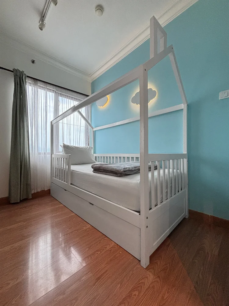 Mykonos: A 90 + 90 cm sliding single bed, white sheets as in all our units.