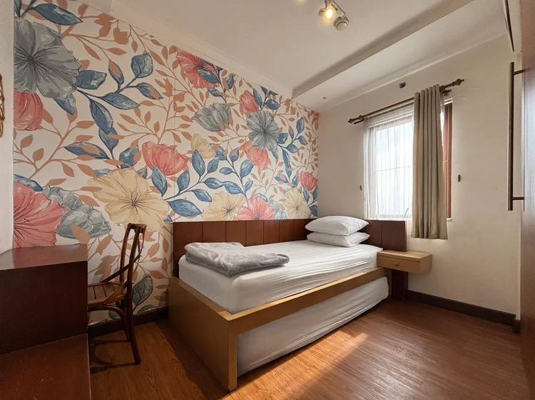 Marseille: A bedroom with a sliding bed: one bed on top, another pulls out below.