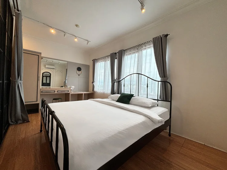 Paris: Master bedroom: a 160 cm queen bed with AC and an ensuite bathroom.