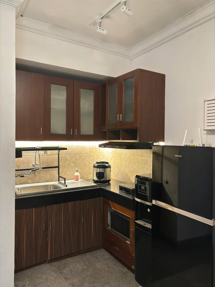 Ubud: Sink, microwave and induction stove in the kitchen; the lobby convenience store has the basics.