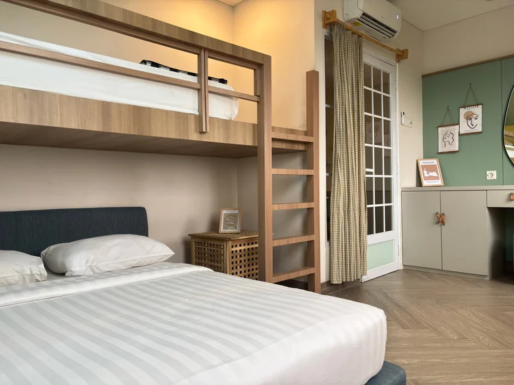 Seoul: A 160 cm queen bed with AC above it and a curtained glass door.