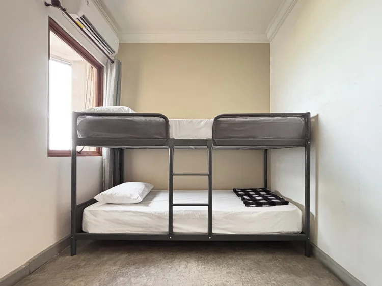 Ubud: A 90 cm bunk bed in the second bedroom, with AC and white sheets the same standard in all our units.