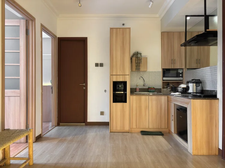 Nagoya: Open kitchen with induction stove, microwave and fridge, next to the bedroom doors.