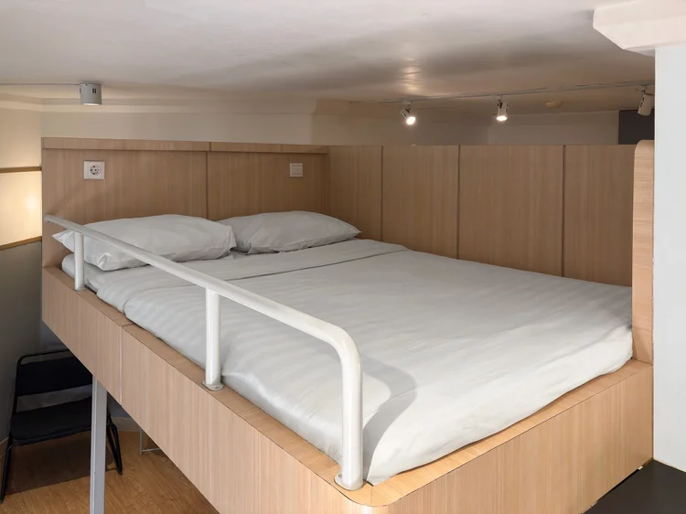 Den Haag: White sheets on the loft bed, the same standard in all our units.