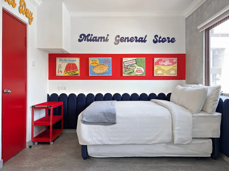 Miami: The Miami General Store bed area: a 140 cm bed with white sheets, our standard everywhere.