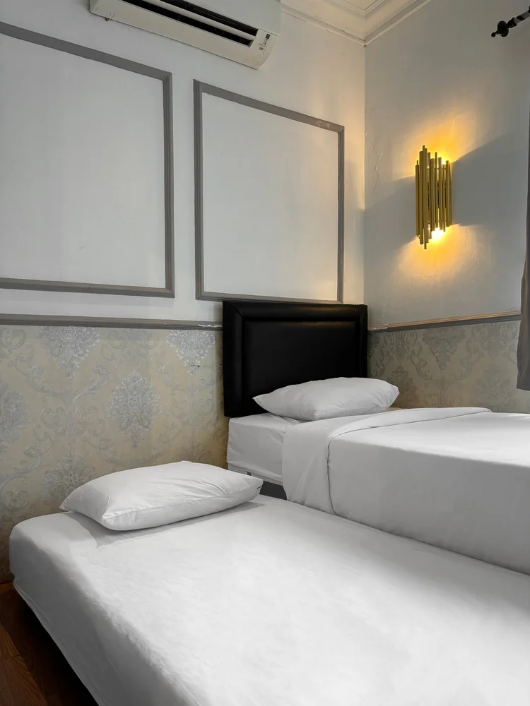 Paris: A 90 + 90 cm sliding bed with a gold wall lamp.