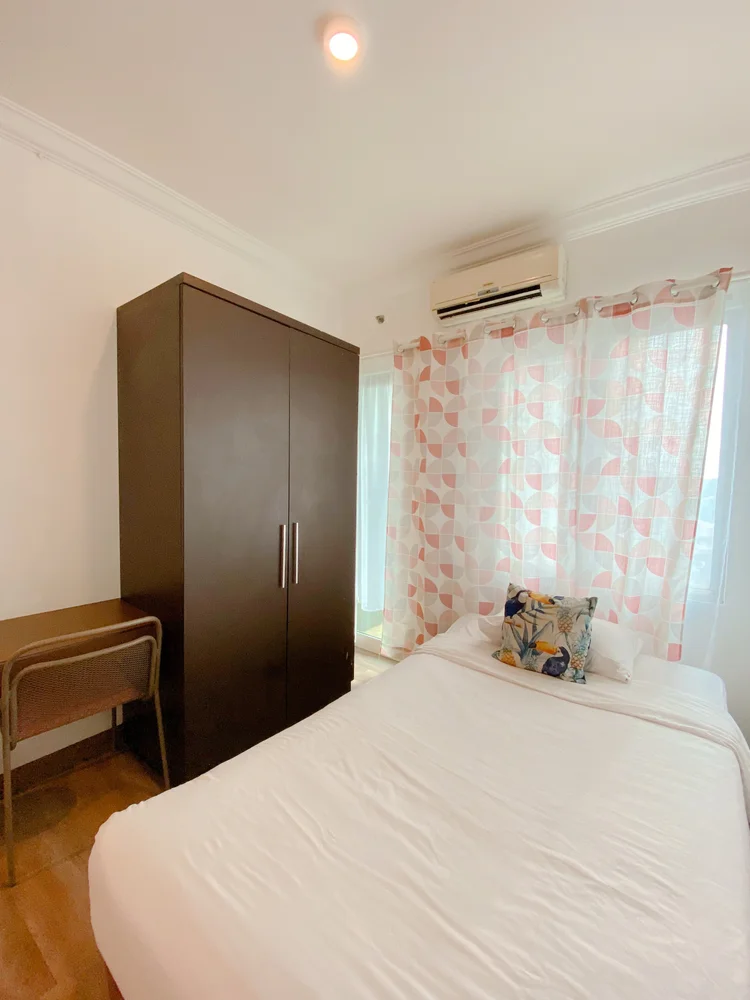 Oslo: A single bed with a wardrobe and its own AC, for one guest.