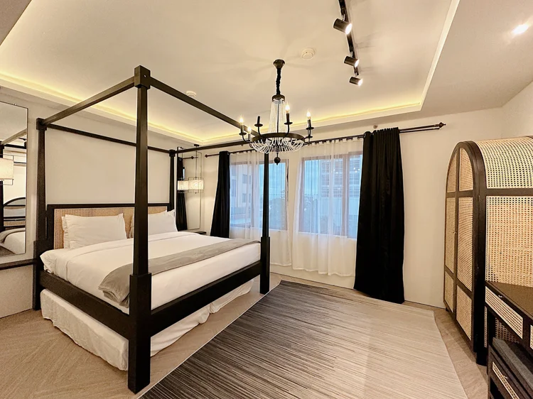 Los Angeles: The bedroom: sleeps 4, up to 6 with extra beds.