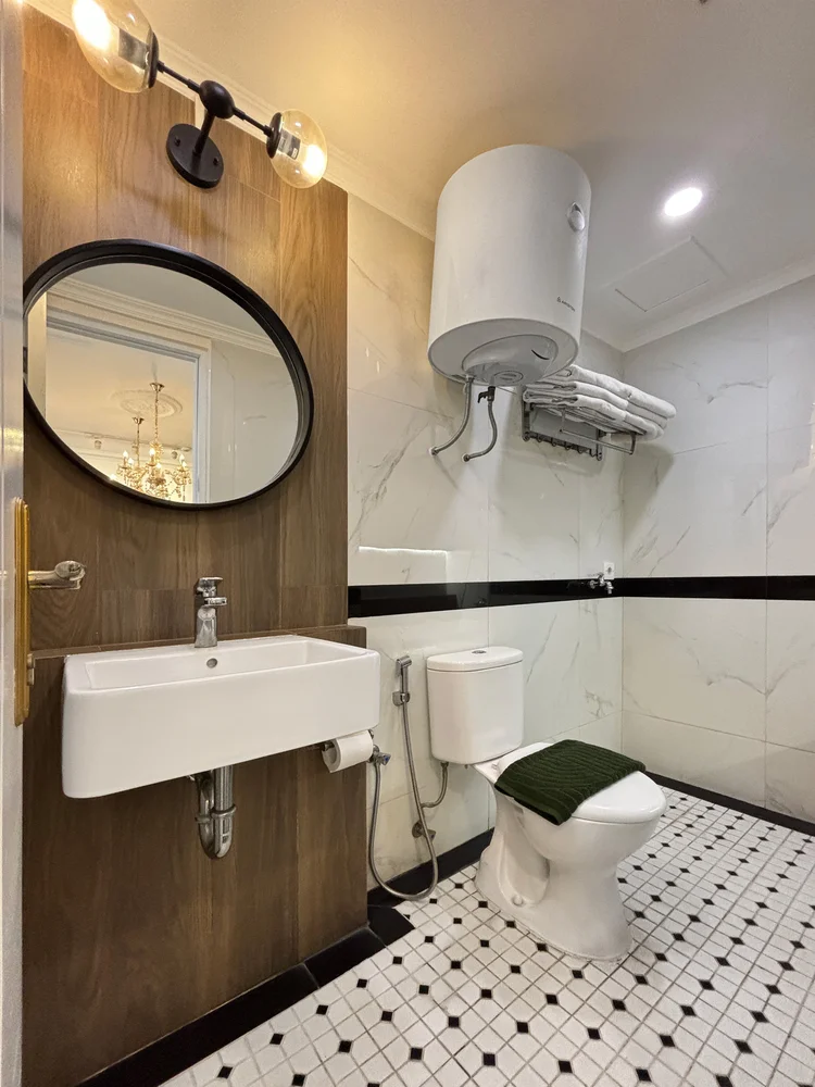 Paris: A bathroom with water heater and Paris-style black-and-white tiles.