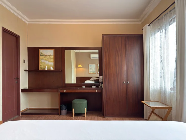Busan: Wardrobe and dressing table with a mirror, in every bedroom.