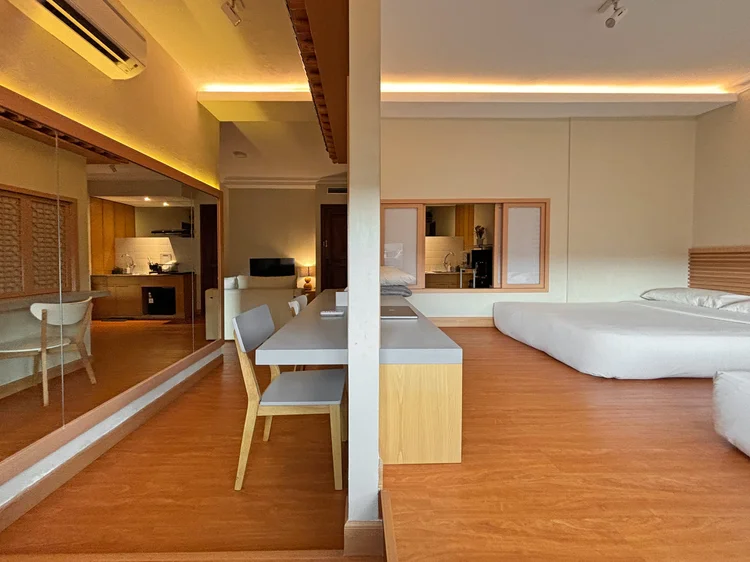 Nami: Kitchen, dining table and sleeping area in one room. Sleeps 5, up to 6 with extra beds.
