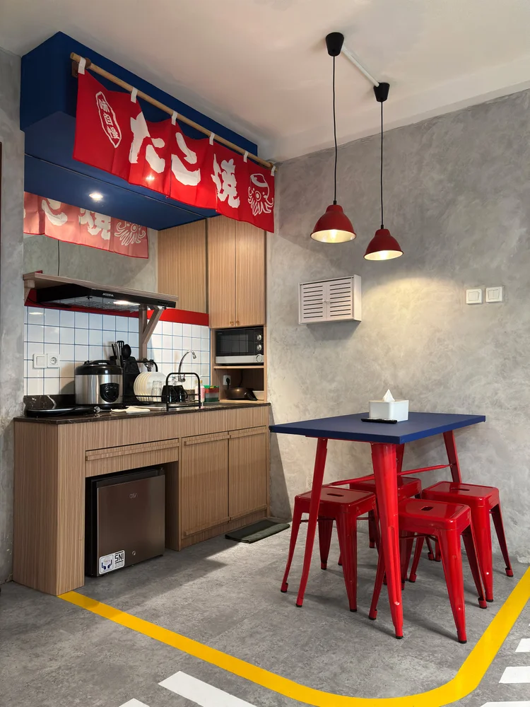 Shibuya: Open kitchen with induction stove, microwave and cooker hood, styled like a Japanese street stall.
