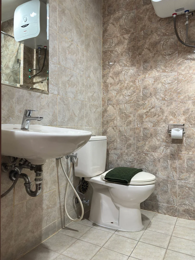 Bern: Bathroom with a water heater, soap and shampoo already stocked.