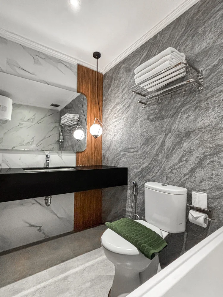 Salzburg: Three bathrooms in this unit; the same soap, shampoo and tissue in every unit.