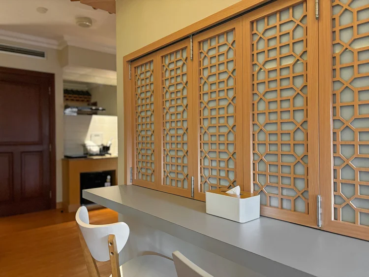 Nami: The hanok-style lattice partition between the sleeping area and the living room.