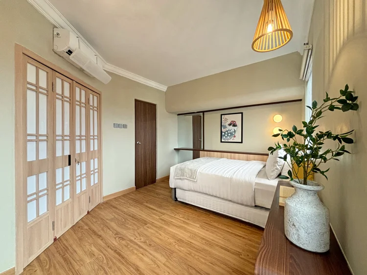 Nakameguro: The bedroom behind shoji doors, with AC and a 140 cm small double bed.