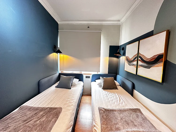 Boston: Second bedroom with two separate single beds and AC, good for friends travelling together.