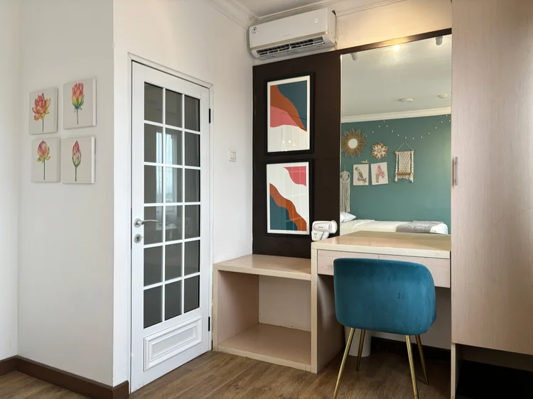 Florence: Dressing table with a mirror and AC, in the master bedroom.
