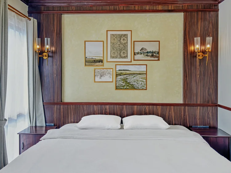 Kensington: The master bedroom's super king bed at 200 cm, the roomiest in the unit.