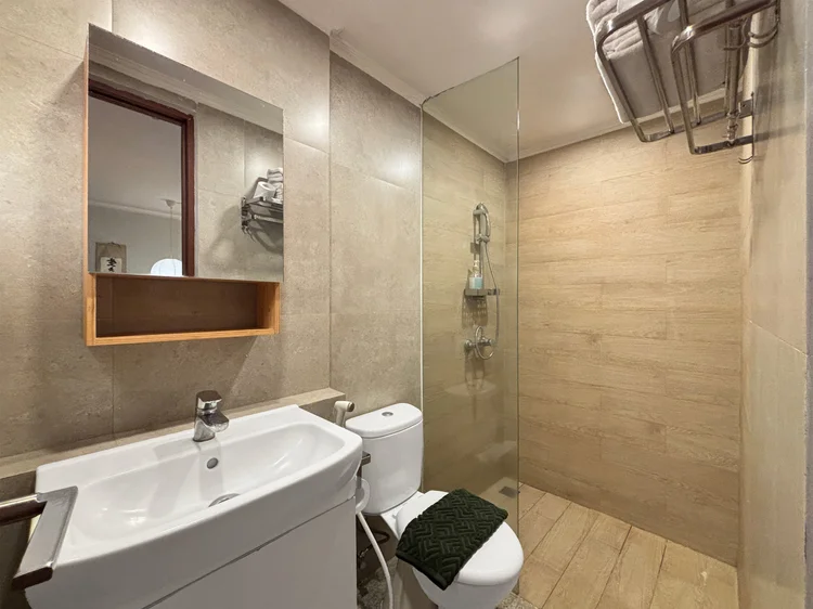 Nagoya: A modern bathroom with a hot shower.