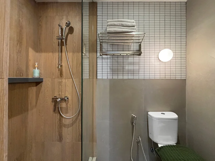 Nara: A hot-water shower and clean towels for every guest.