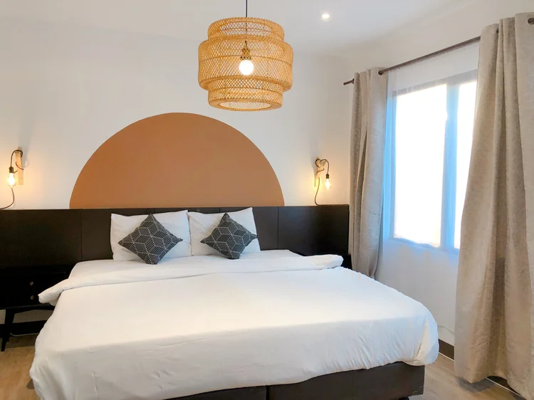 Positano: Master bedroom: a 200 cm king bed with AC and an ensuite bathroom.