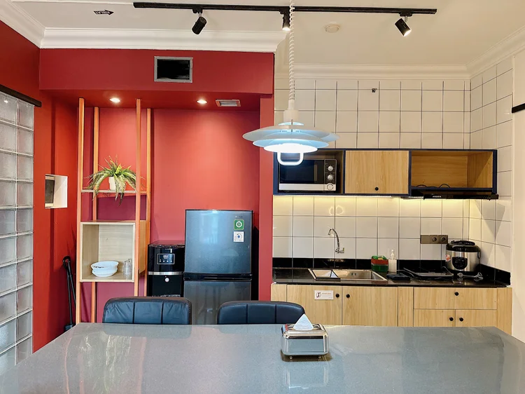 Berlin: Full kitchen with fridge and freezer, microwave and induction stove.