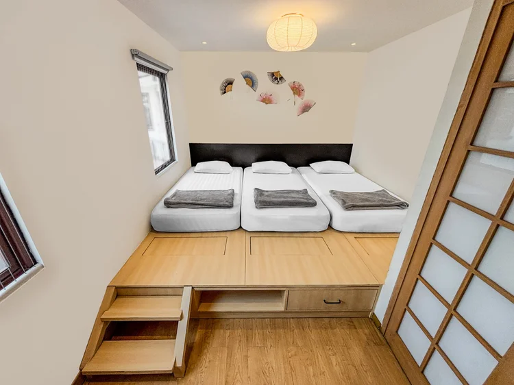 Yokohama: Three single beds side by side on the same platform, sleeping three in this room.