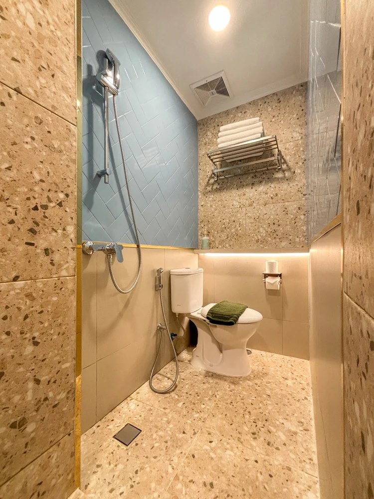Austin: Bathroom with a hot shower; soap and shampoo already stocked, the same in every unit.
