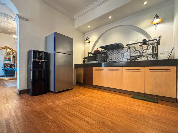 Marseille: Open kitchen with fridge and water dispenser; every unit keeps a spare gallon.