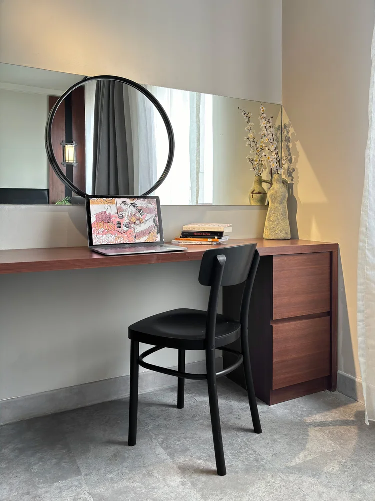 Saitama: Dressing table with a round mirror, wide enough for a laptop if work follows you.