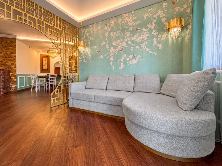 Salzburg: A 230 cm sofa with a rounded chaise end, room enough to watch together.